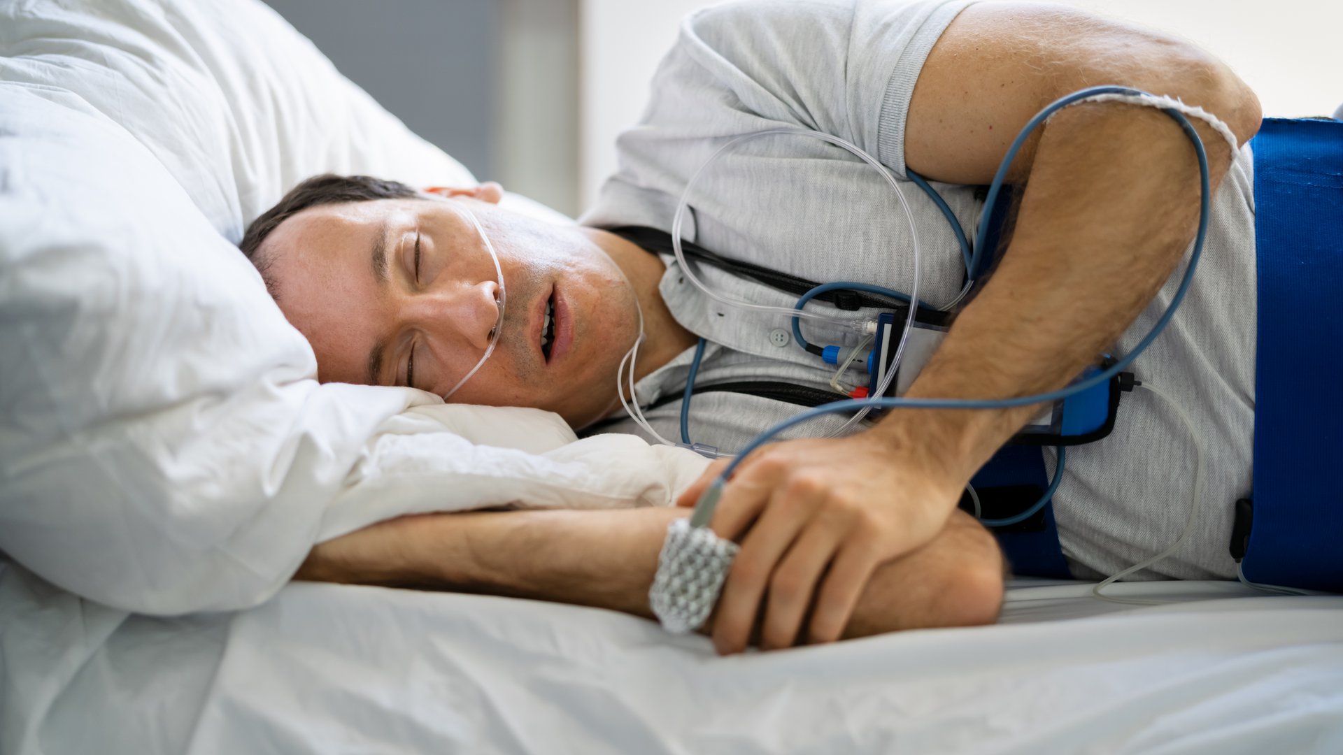 Patient bei einer Schlafdiagnostik in der PRIVATKLINIK REGENA. Copyright: Andrey Popov | stock.adobe.com | 466040849