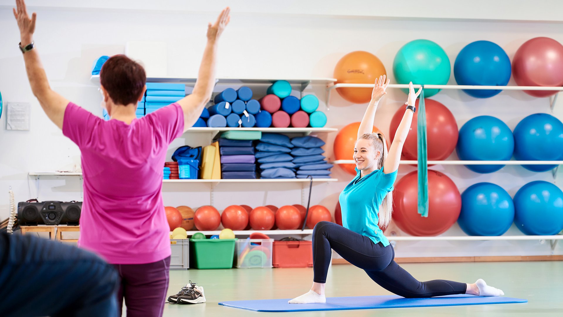 Sporttherapeutin Laura Kaßecker hält ebenso wie ihre Kollegin Linda Rauch Therapiestunden mit den Patientinnen und Patienten ab. Hier steht gerade das Stretching auf dem Programm. (Foto: Nico Fay)