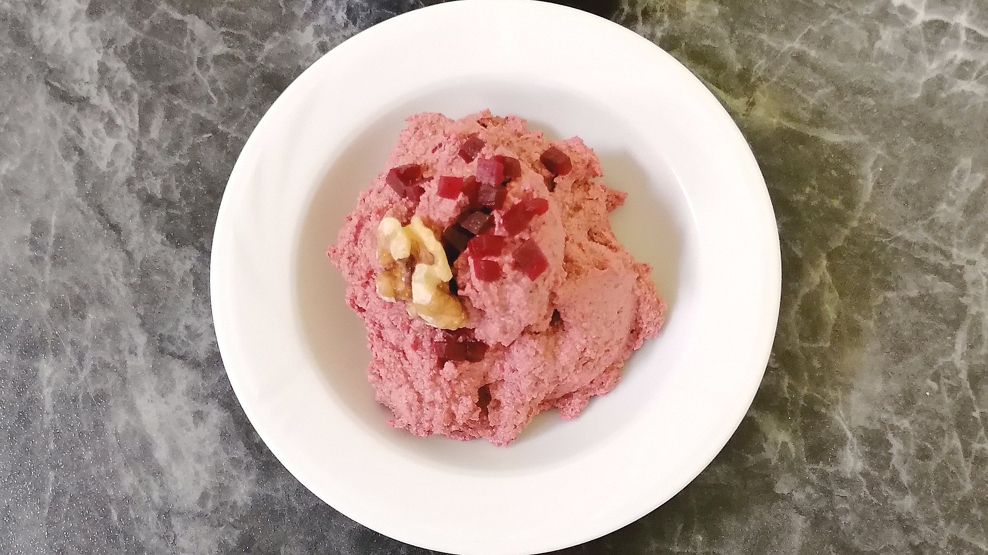 Rezept für Walnusscreme mit roter Bete und Gewürzen