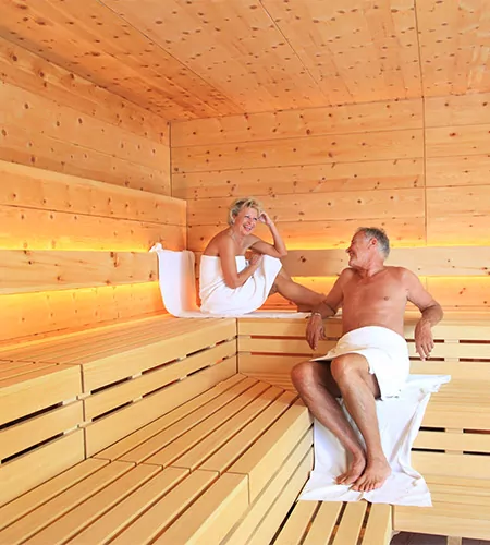Zwei Personen in der finnischen Sauna der HESCURO KLINIKEN Bad Bocklet