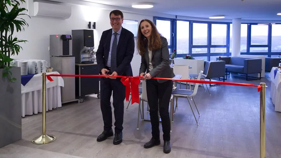 Herr Zugsbradl und Frau Dr. Geier eröffnen die neue Komfortstation der HESCURO KLINIK Bad Bocklet
