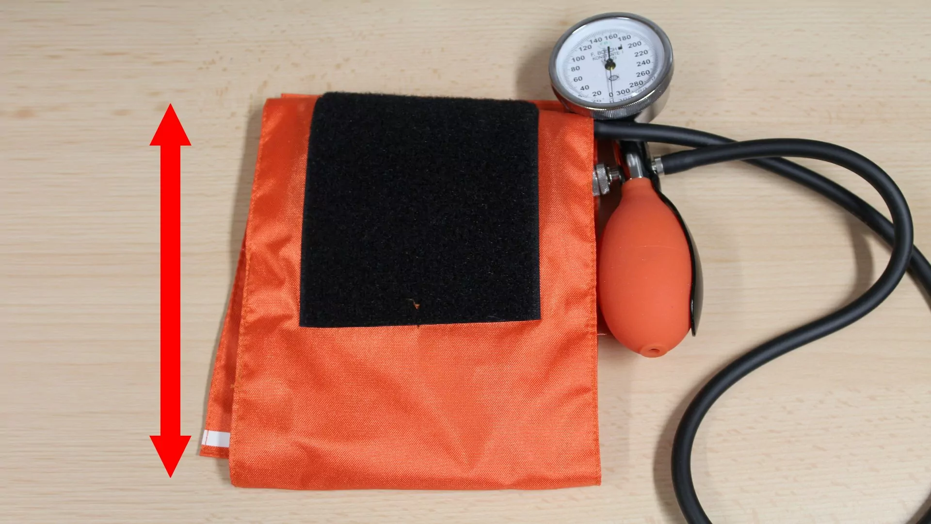 Übergewichtige Personen müssen mit einer größeren Manchette den Blutdruck messen.