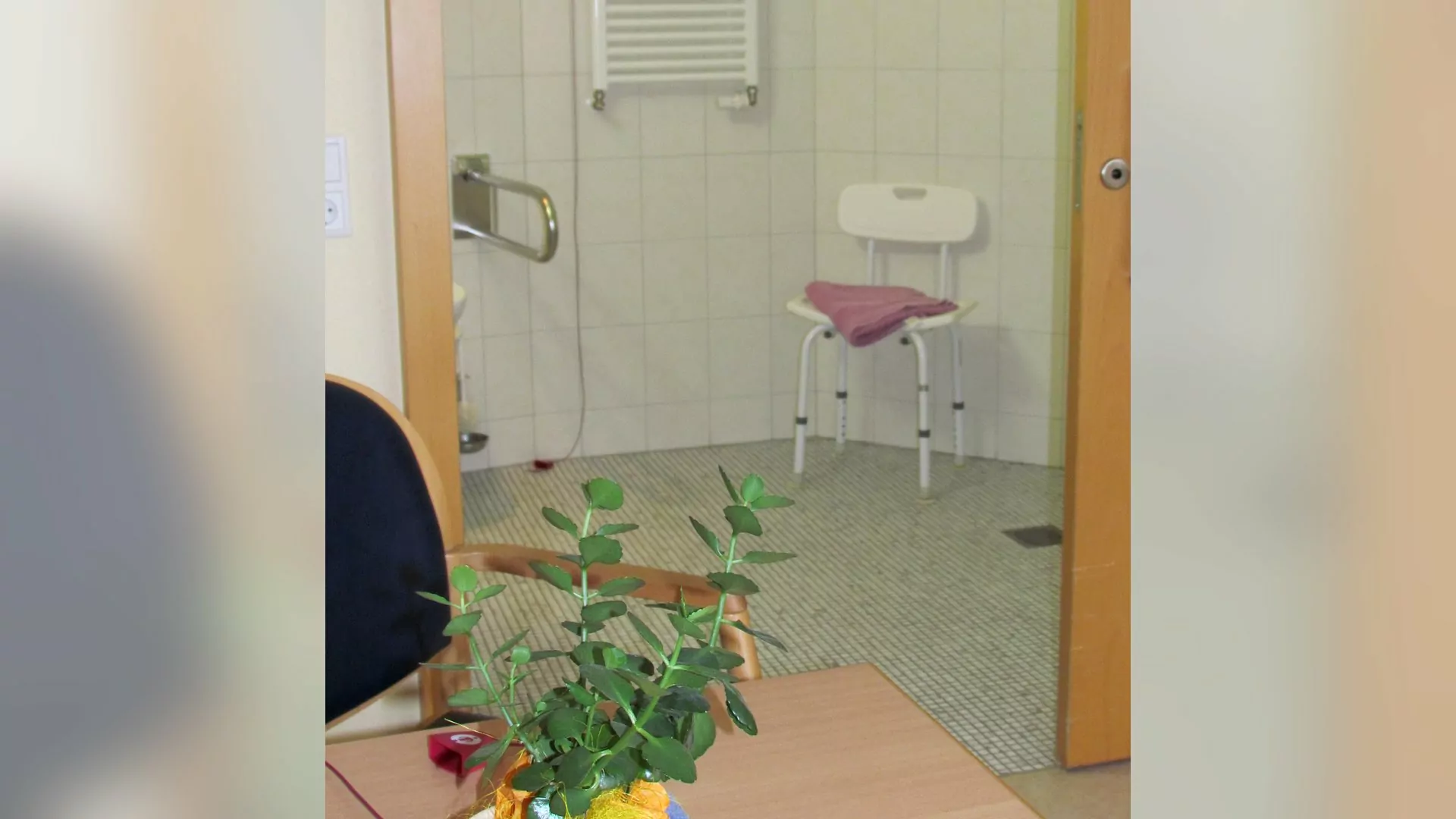 Blick vom Aufenthaltsraum eines Doppelzimmers in das barrierefreie Badezimmer in der geriatrischen Abteilung 2005