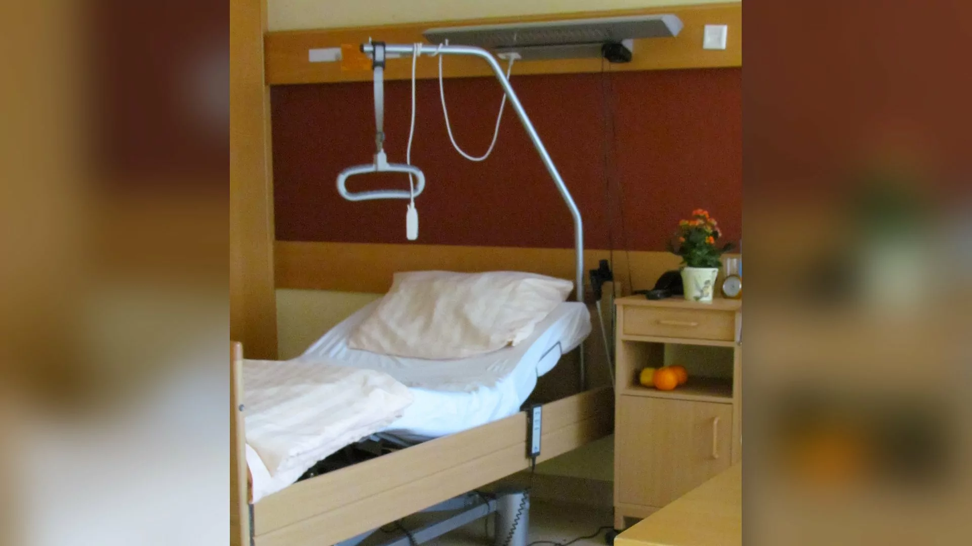 2005 wurde auf der 5. Etage eine Reihe von Doppelzimmern für geriatrische Patienten geschaffen. Um die notwendigen Platzvoraussetzungen für Rollstühle und Pflegebetten zu schaffen, mussten dazu jeweils zwei Einzelzimmer entkernt werden.