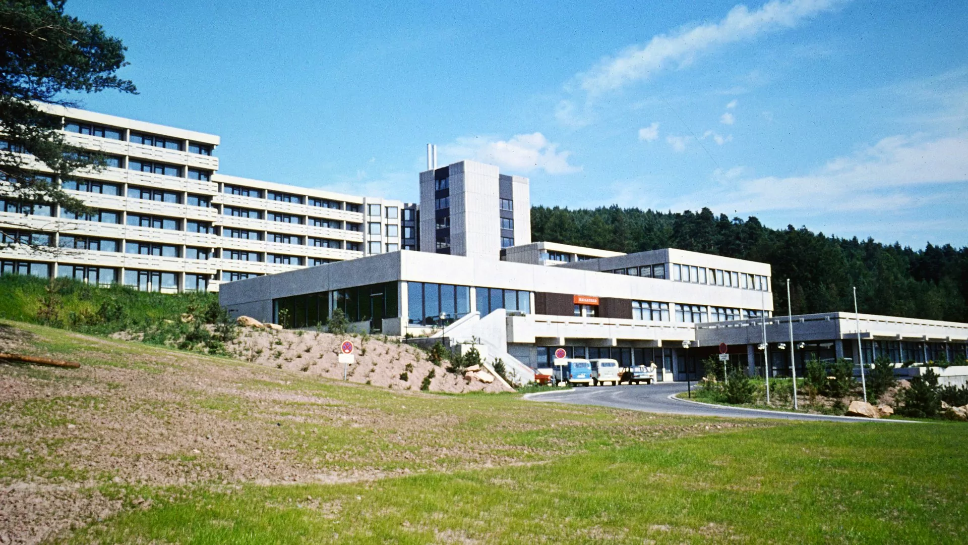 Eingang der Klinik 1974