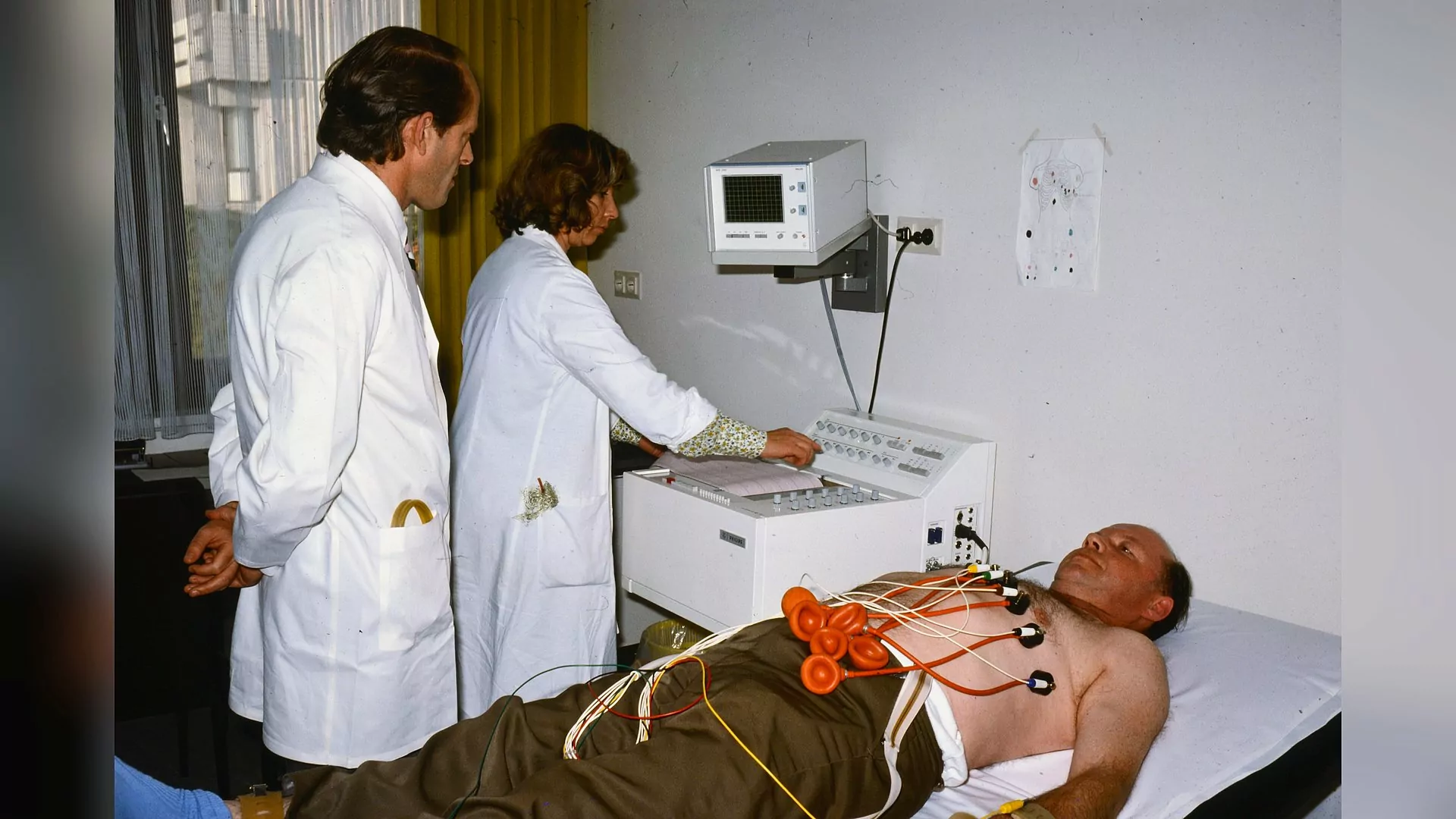 Professor Erb 1974 mit ärztlichen Kolleginnen beim EKG