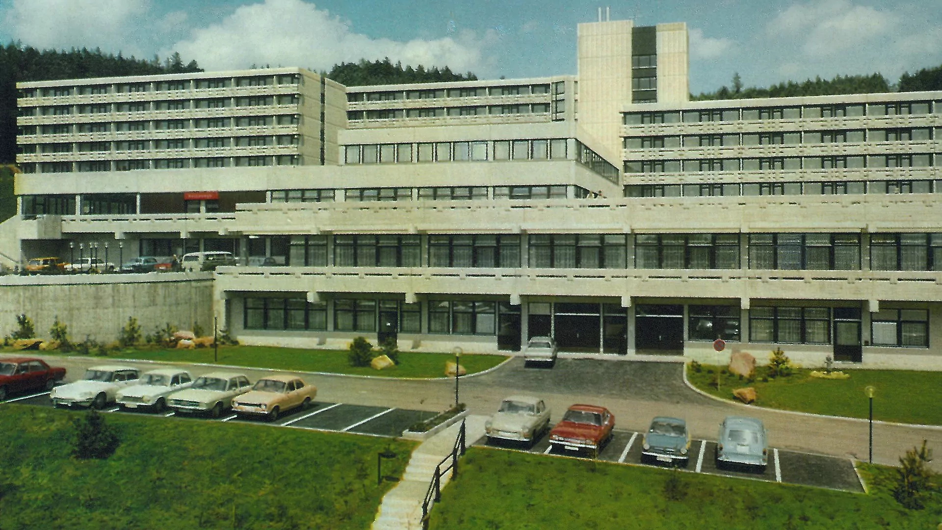 Ansichtskarte der Kurklinik von 1974; links im Bild ist das orangefarbene Schild des Hallenbades zu erkennen, das öffentlich zugänglich war.