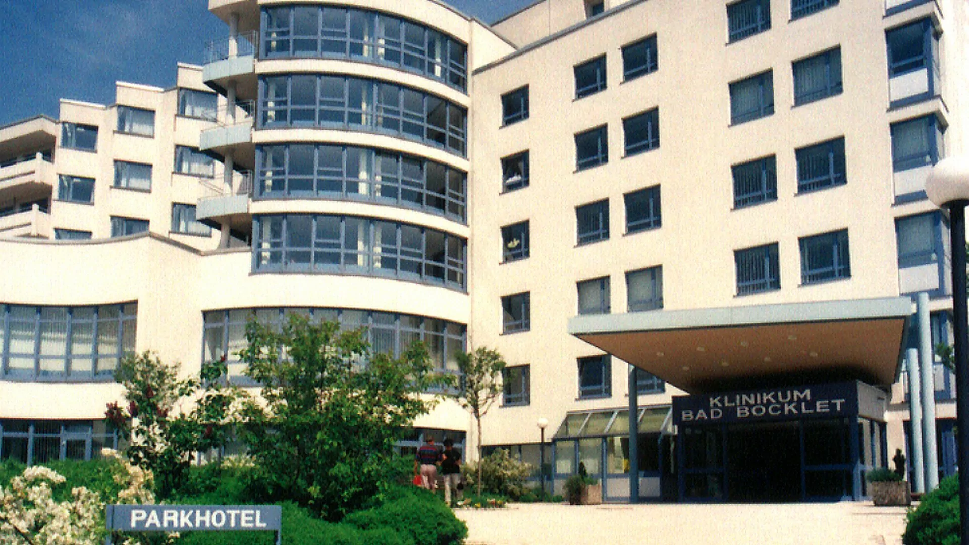 Die Klinik orientiert sich neu. 1999 kam ein Hotelbereich hinzu und es erfolgte eine Umbenennung in „Klinikum“.