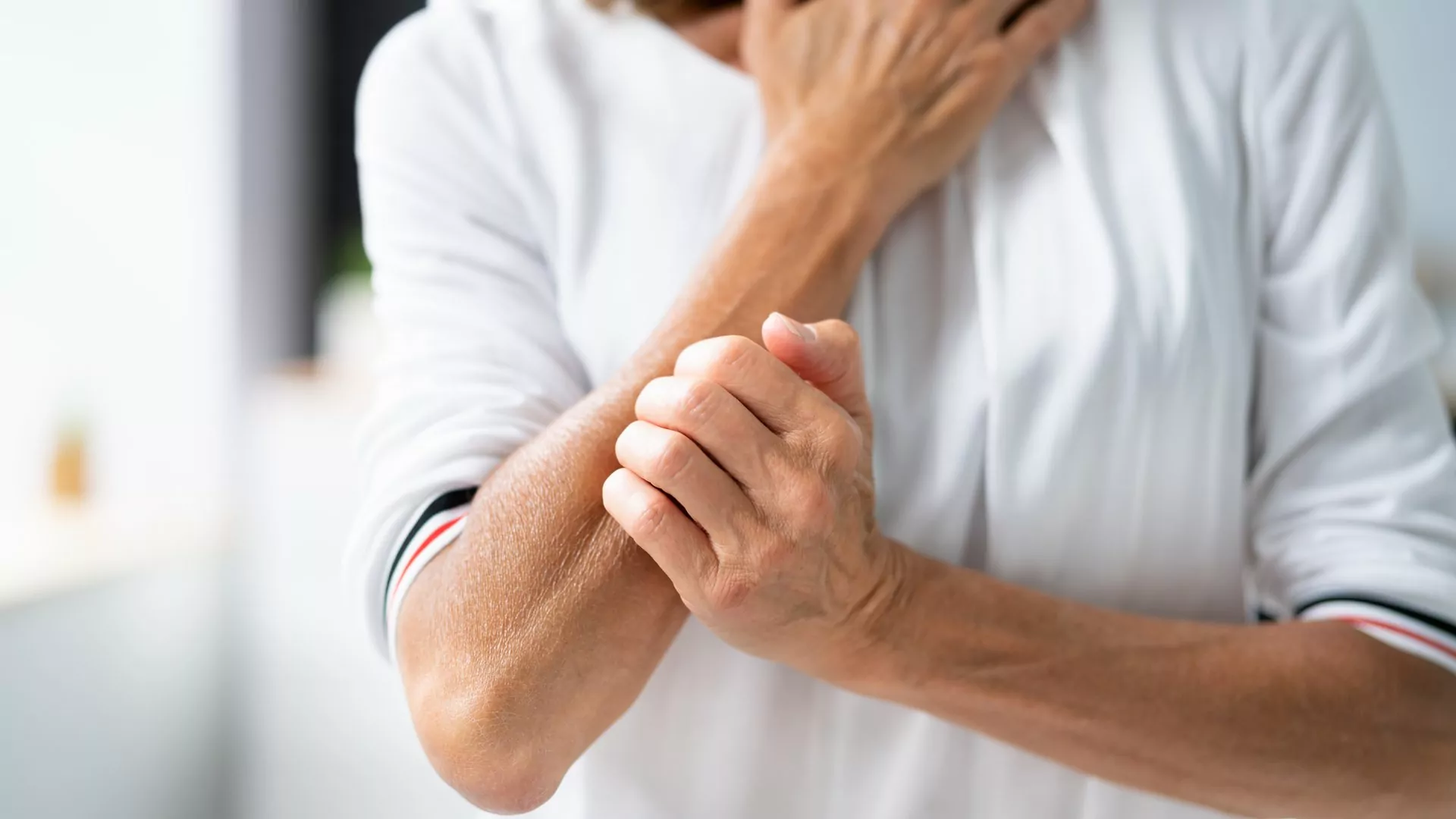 Trockene Haut und Juckreiz kann ein Zeichen für Diabetes bei betroffenen Personen sein.