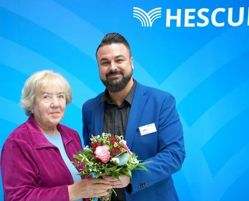 Elisabeth Bech wird für ihre Treue zur HESCURO KLINIK Bad Bocklet von F&B-Manager Ilja Feller mit einem Blumenstrauß bedacht.