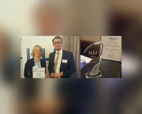 Frau Schmidt (Leiterin Belegungsabteilung) und Herr Lutsch (Verwaltungsleiter) bei der Annahme des gewonnenen KU Award 2016.