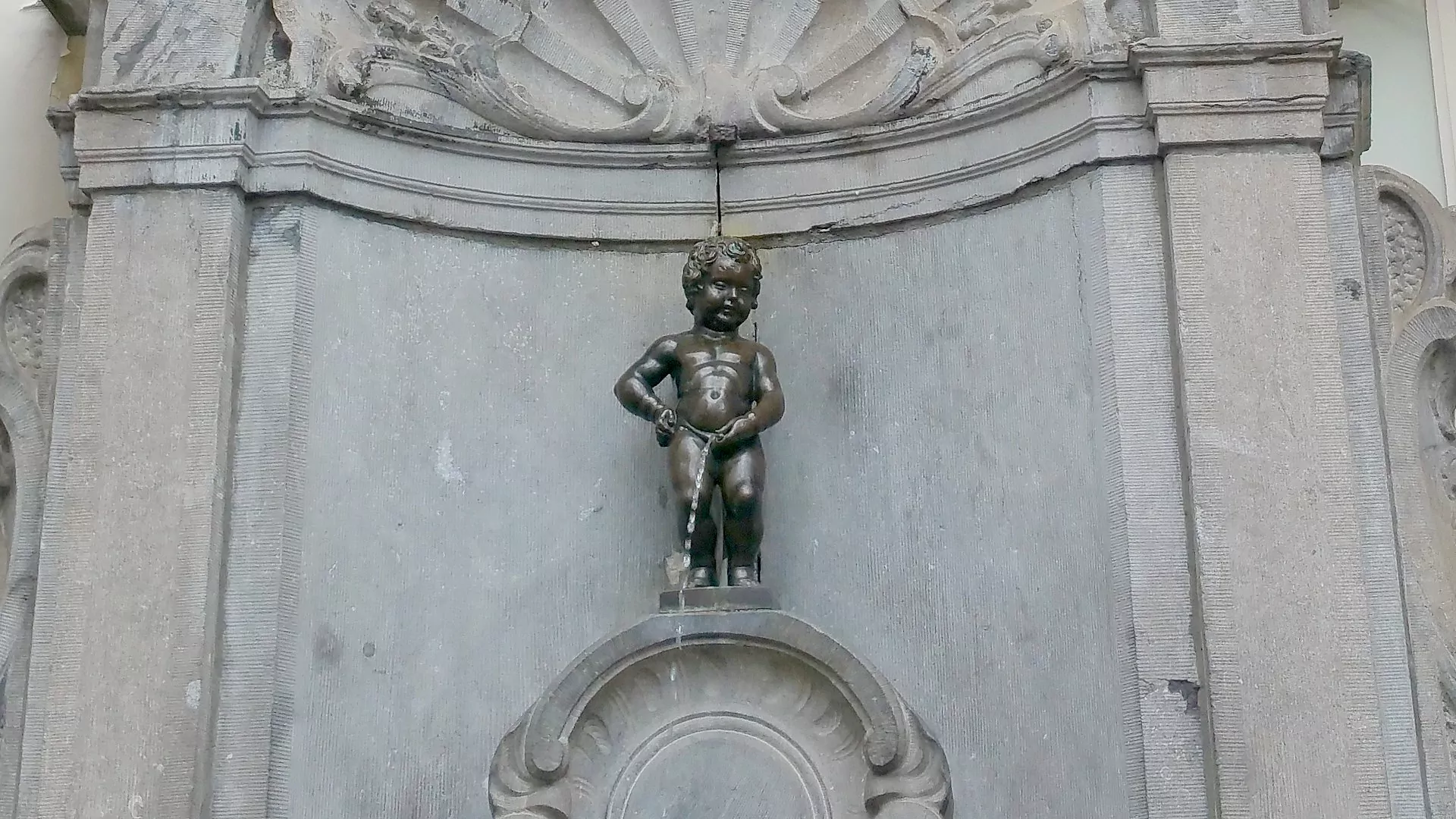 Manneken Pis - urinierender Junge auf einem Brunnen
