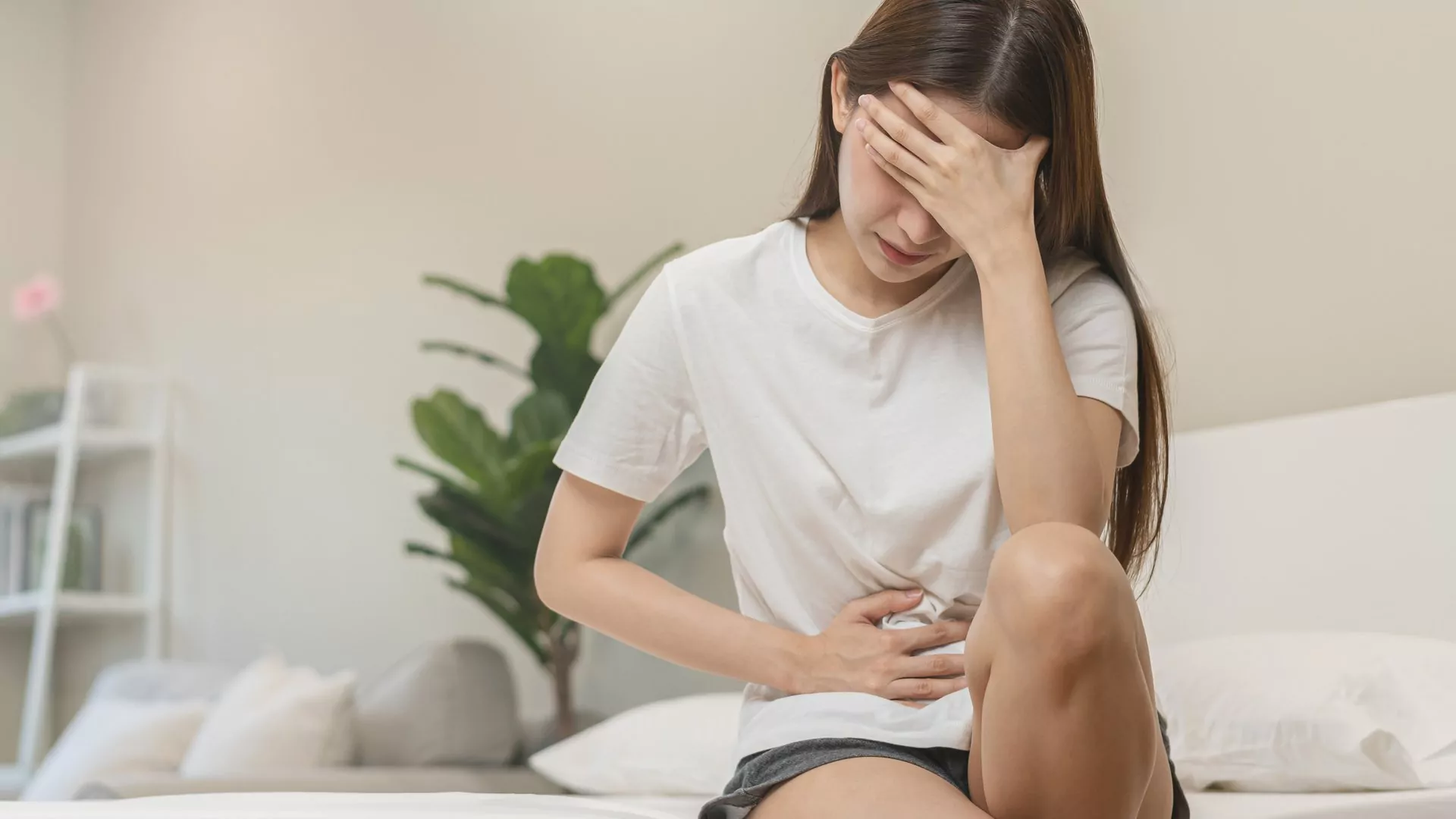 Krampfhafte Schmerzen, Durchfälle, Blutungen und sogar Fieber können Symptome für Morbus Crohn sein.
