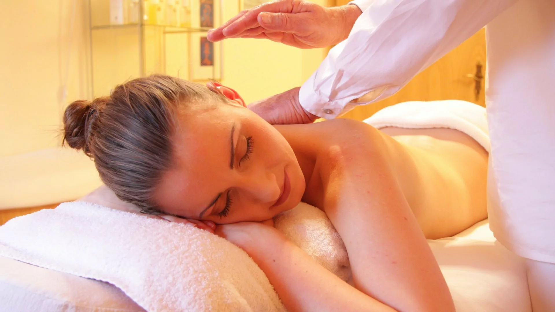 Massagen sind ein Teil der multimodalen Schmerztherapie um Rückenschmerzen zu lindern.