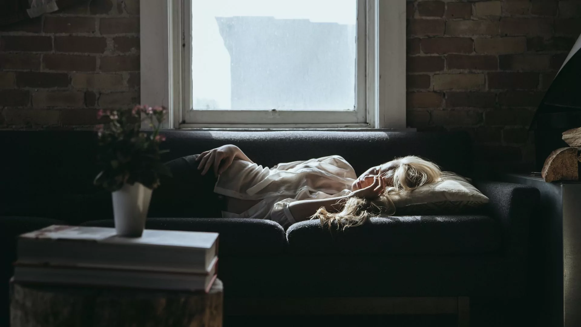 Bei einer Winterdepression schläft man mehr und länger und kommt dazu nur schwer aus dem Bett.