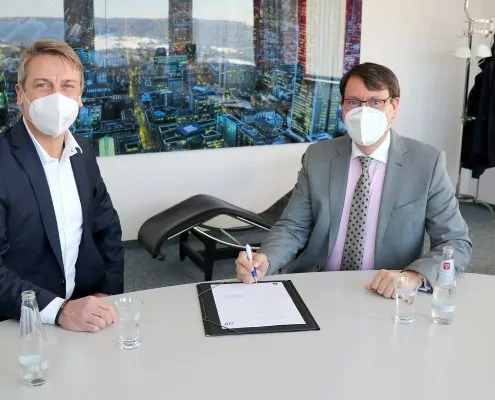 Alexander Zugsbradl (Vorstand Kliniken Bad Bocklet AG) und Steffen Berger (Geschäftsführer ZMI GmbH) unterzeichnen Vertrag zur Digitalisierung des Personalwesens bei den Kliniken Bad Bocklet (v.r.n.l.)