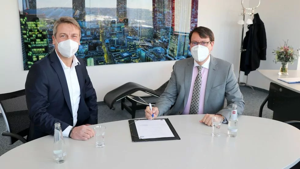 Alexander Zugsbradl (Vorstand Kliniken Bad Bocklet AG) und Steffen Berger (Geschäftsführer ZMI GmbH) unterzeichnen Vertrag zur Digitalisierung des Personalwesens bei den Kliniken Bad Bocklet (v.r.n.l.)